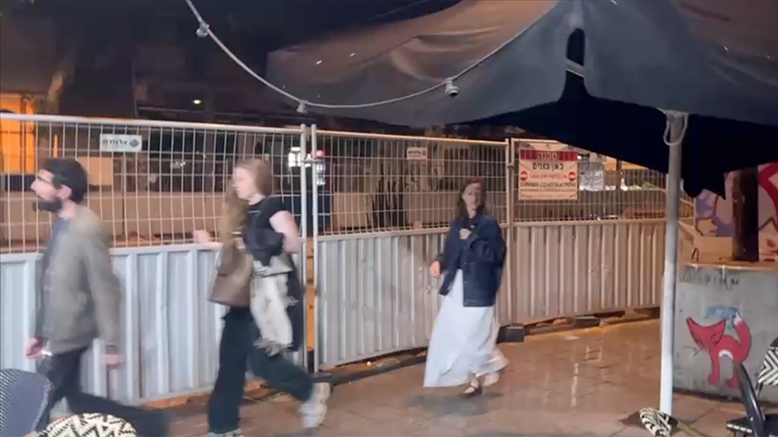 Hizbullah'ın roketleri nedeniyle ön uyarı alarmı gelmeden çalan sirenler Tel Aviv'de paniğe yol açtı