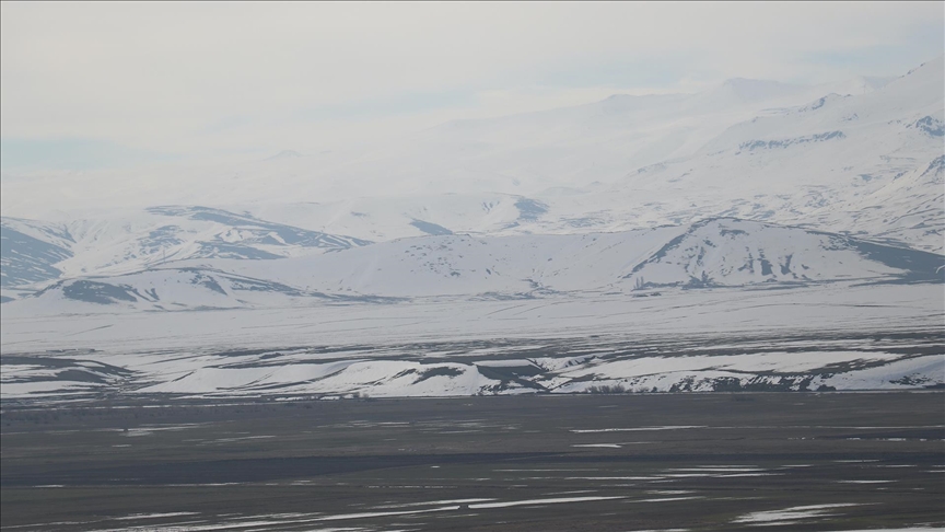 Karların erimeye başladığı Ağrı Ovası dronla görüntülendi