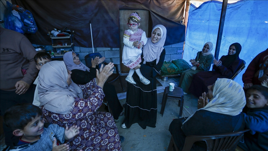 Gazze’de 2,5 yıl sonra bebeğine kavuşan anne, mutluluğunu çadırındaki kutlamayla paylaştı