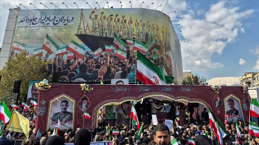 ABD-İsrail saldırısında ölen Devrim Muhafızları Komutanı Tengsiri için Tahran'da cenaze töreni düzenlendi