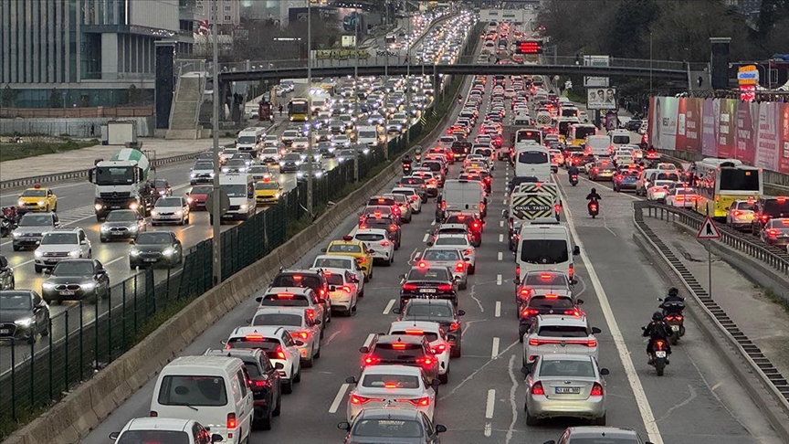 İstanbul'da akşam saatlerinde trafik yoğunluğu yüzde 83'e yükseldi