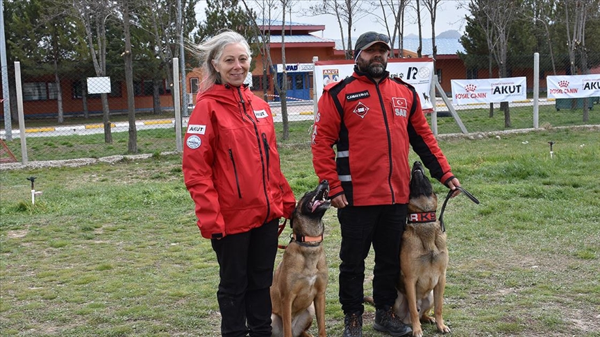Arama kurtarma köpeği eğitmenlerini dünya şampiyonası heyecanı sardı