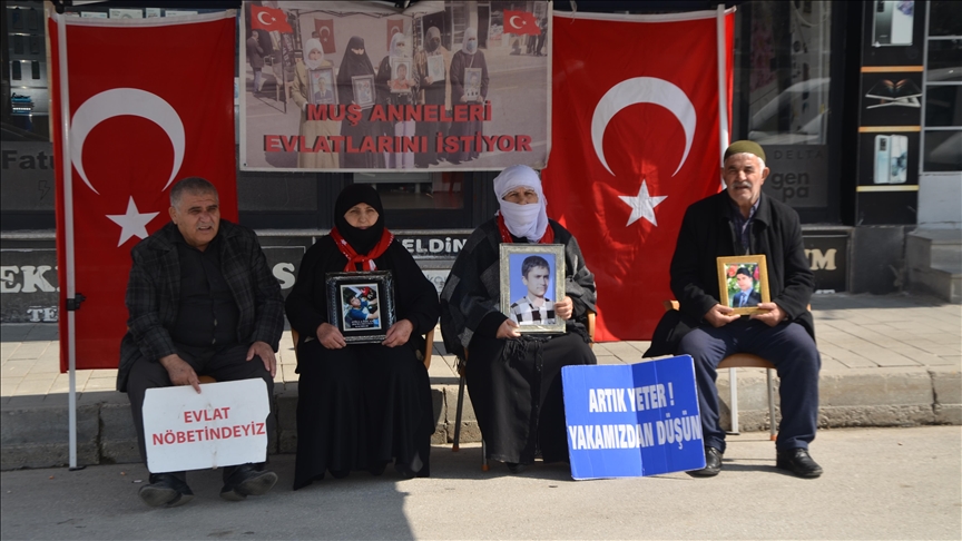 Li Mûşê malbatên ku dixwazin bigihêjin ewladên xwe çalakiya li ber avahiya DEM Partiyê domand