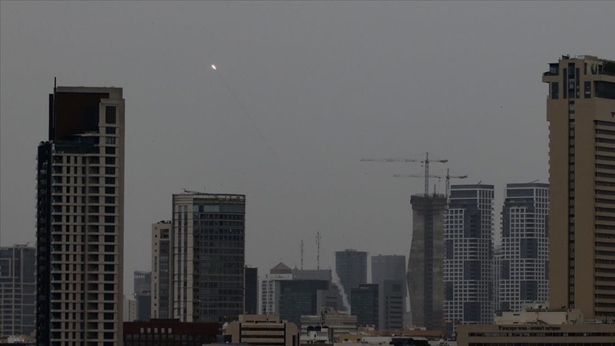 İran'ın misillemesinin ardından başta Tel Aviv olmak üzere İsrail'in birçok bölgesinde art arda sirenler çaldı