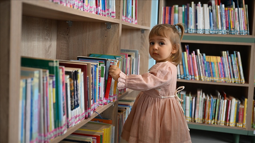 Bebekken kütüphaneye üye oldu, şimdi kitaplarla büyüyor