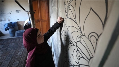 Палестинка која го загуби окото во израелски напад со четка во раката му пркоси на мракот и покрај попреченоста 