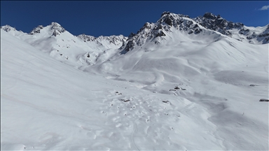 Rize'de karlar altında kalan yayla evleri havadan görüntülendi