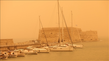 Afrika'dan gelen çöl tozu sonucu Girit Adası'nda gökyüzü kırmızıya büründü