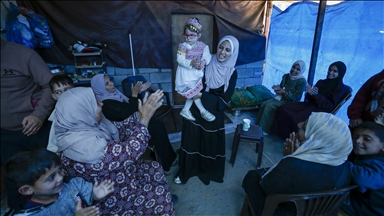 Gazze’de 2,5 yıl sonra bebeğine kavuşan anne, mutluluğunu çadırındaki kutlamayla paylaştı