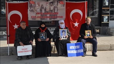 Li Mûşê malbatên ku dixwazin bigihêjin ewladên xwe çalakiya li ber avahiya DEM Partiyê domand