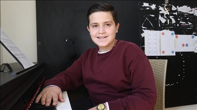 Otizmli Mete piyano sayesinde hayatını renklendirdi