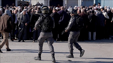 İsrail ordusu, Kalendiya'da idam yasasını protesto eden Filistinlilere saldırdı