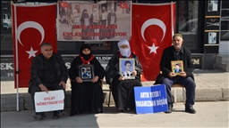 Li Mûşê malbatên ku dixwazin bigihêjin ewladên xwe çalakiya li ber avahiya DEM Partiyê domand