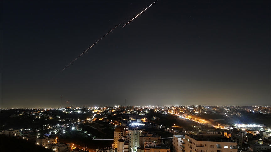 إسرائيل ترصد 3 دفعات صاروخية من إيران واليمن خلال ساعتين