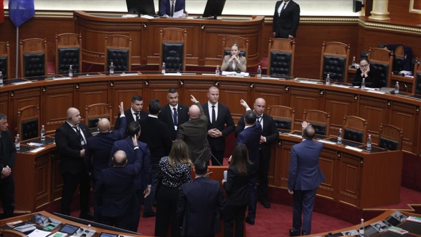  Албанија: Парламентот ја прекина седницата откако опозицијата ја блокираше говорницата