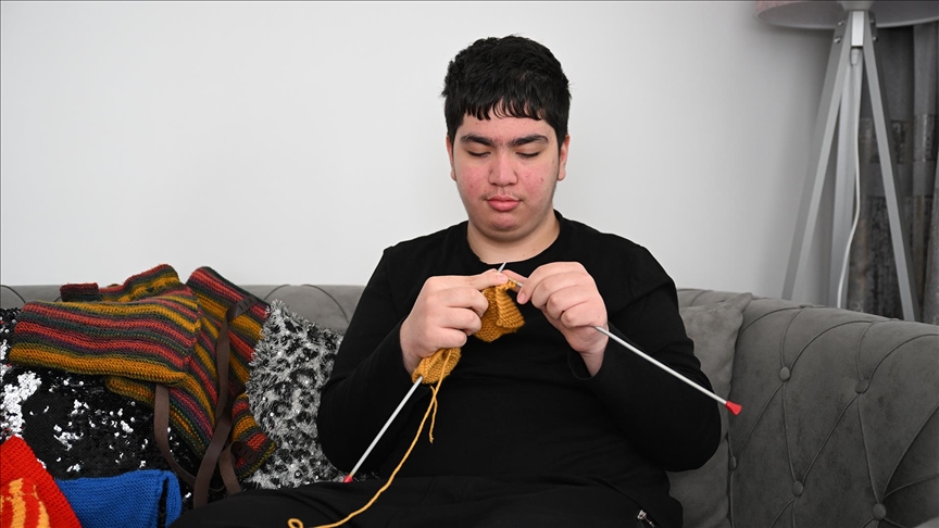 Anneannesini izleyerek örgü öğrenen otizmli Musa kendi dükkanını açmayı hedefliyor