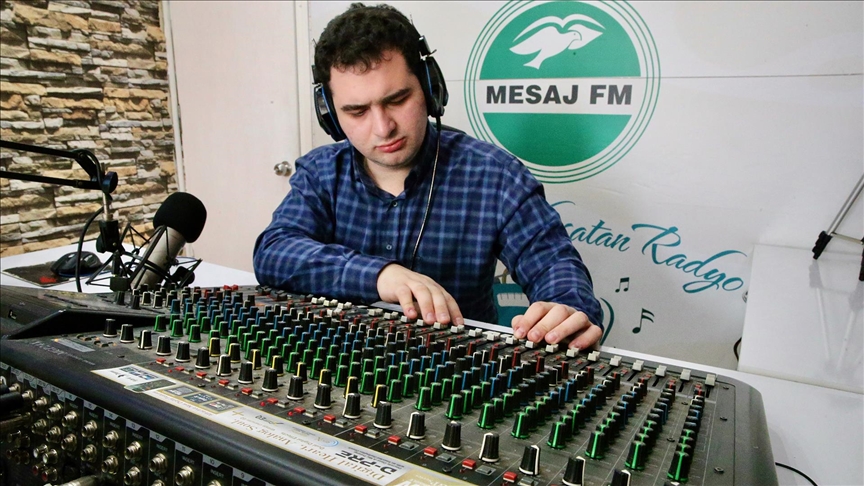 Otizmli Muhammed, çocukluk hayali radyo programıyla engelli bireylerin sesi oluyor