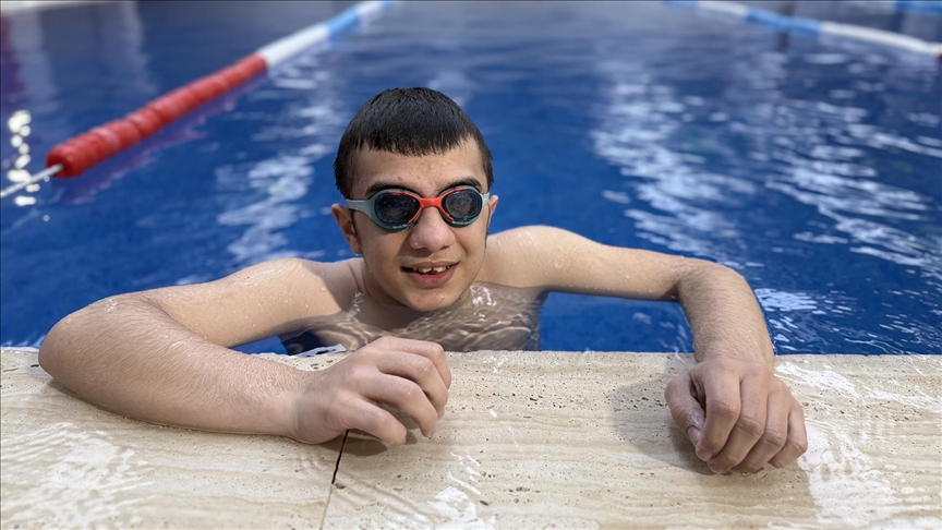 Otizmli Umut’un kulaçları madalya getirdi