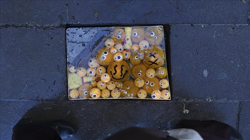 Турски уметник ги претвора оштетените тротоари во галерија на отворено