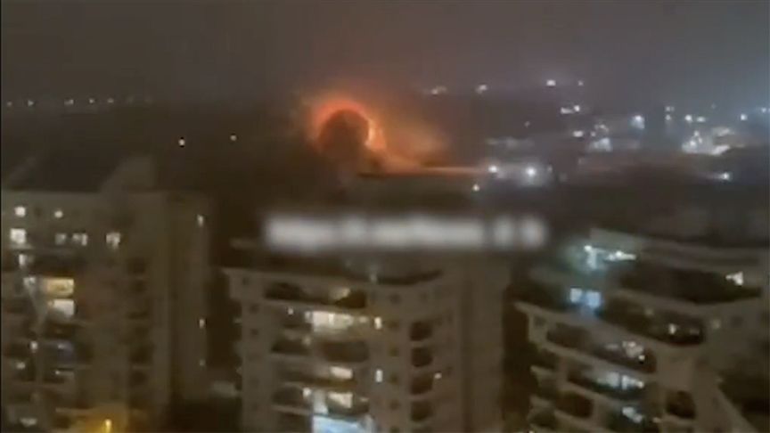 İran füzesinin Petah Tikva kentindeki sanayi bölgesine isabetiyle bazı yapılarda hasar oluştu