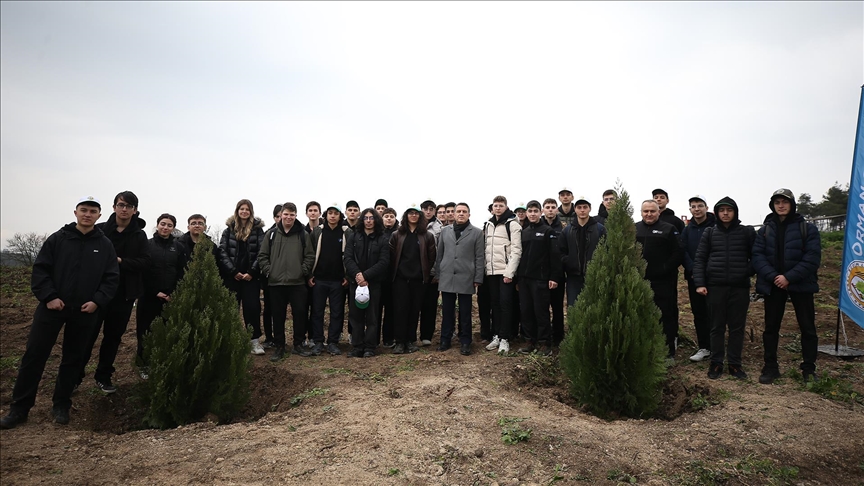 Meslek liseliler yurt dışı gezilerindeki karbon ayak izini fidan dikerek küçültüyor