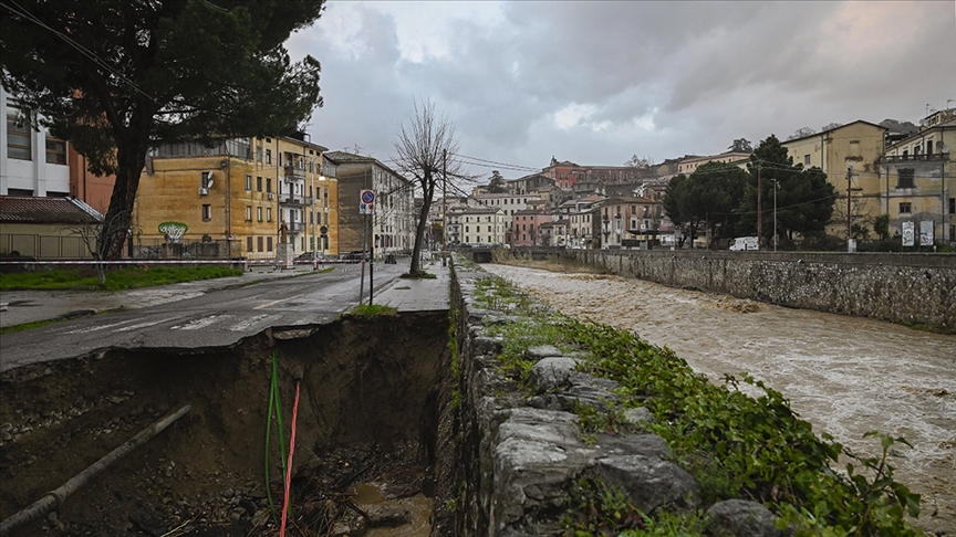 İtalya'da şiddetli yağışlar sel ve taşkınlara yol açtı