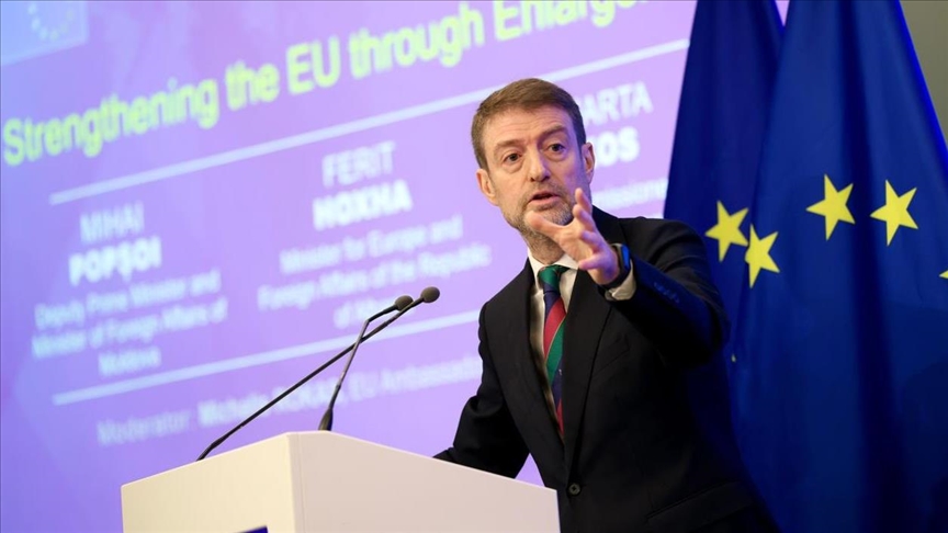 Kryediplomatët shqiptar dhe rumun zhvillojnë bisedë telefonike, riafirmojnë marrëdhëniet dypalëshe