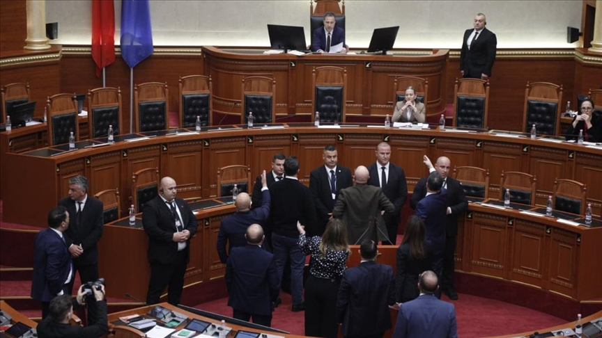 Shqipëri  Kuvendi ndërpret seancën pasi opozita bllokon foltoren