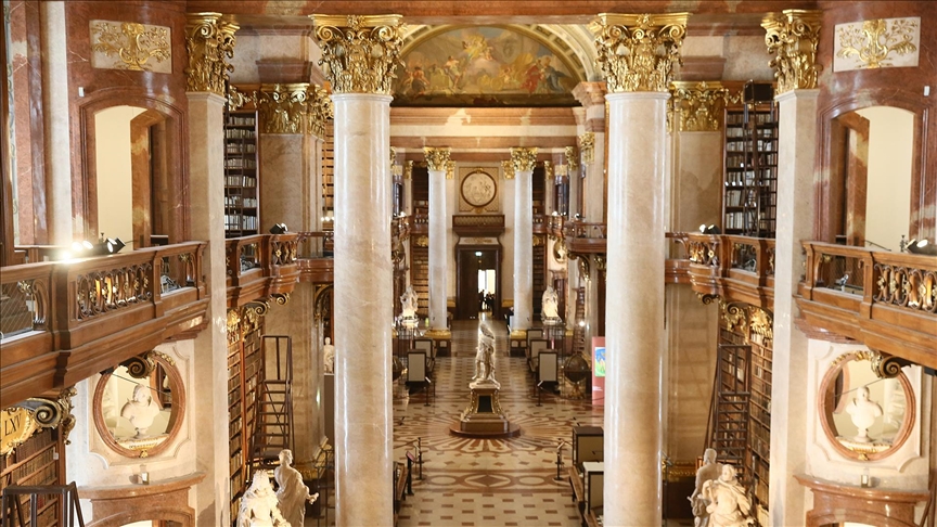 Avusturya Ulusal Kütüphanesi’nin Devlet Salonu barok mimarisiyle dikkati çekiyor