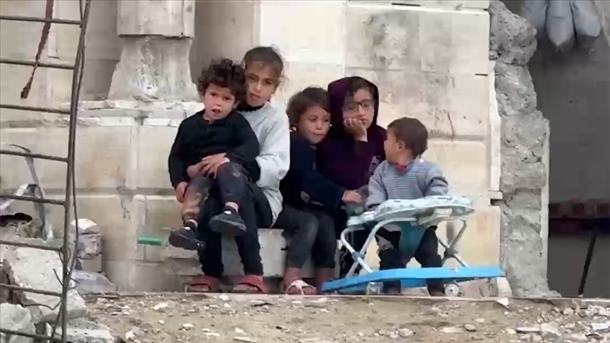 Yerinden edilen Filistinliler İsrail saldırısında harabeye dönen camide yaşam mücadelesi veriyor 