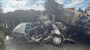 Anadolu Otoyolu'nda meydana gelen zincirleme trafik kazasında 2 kişi hayatını kaybetti