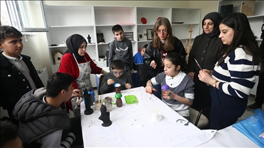 Gençler düzenledikleri etkinliklerle otizmli çocukları sanatla buluşturuyor