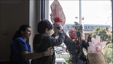 Volonteri u kostimima Spider-Mana donijeli uskršnje poklone hospitalizovanoj djeci u Milanu