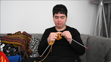 Anneannesini izleyerek örgü öğrenen otizmli Musa kendi dükkanını açmayı hedefliyor