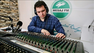 Otizmli Muhammed, çocukluk hayali radyo programıyla engelli bireylerin sesi oluyor