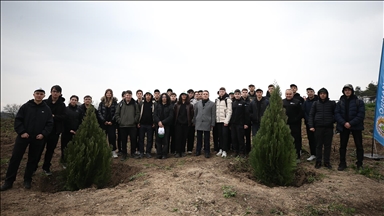 Meslek liseliler yurt dışı gezilerindeki karbon ayak izini fidan dikerek küçültüyor