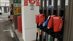 Fransa'da bazı akaryakıt istasyonlarında sınırlı hizmet verilmeye başlandı