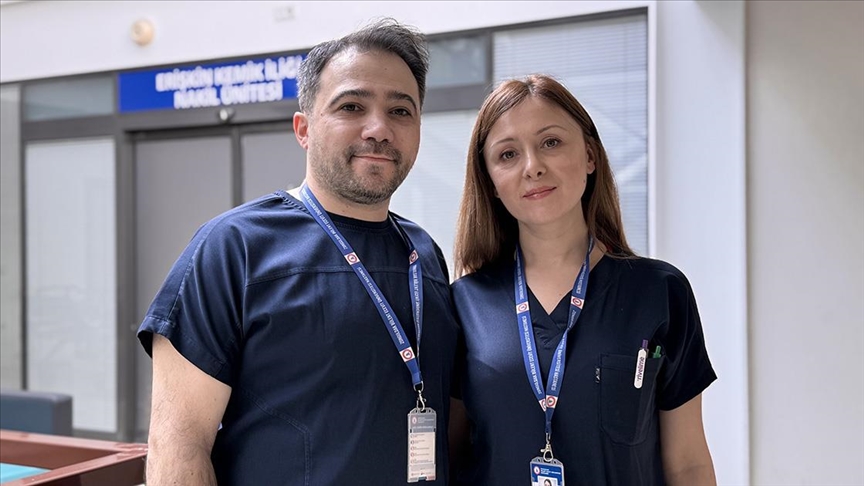 Hemşire çift tanıştıkları hastanede omuz omuza görev yapıyor