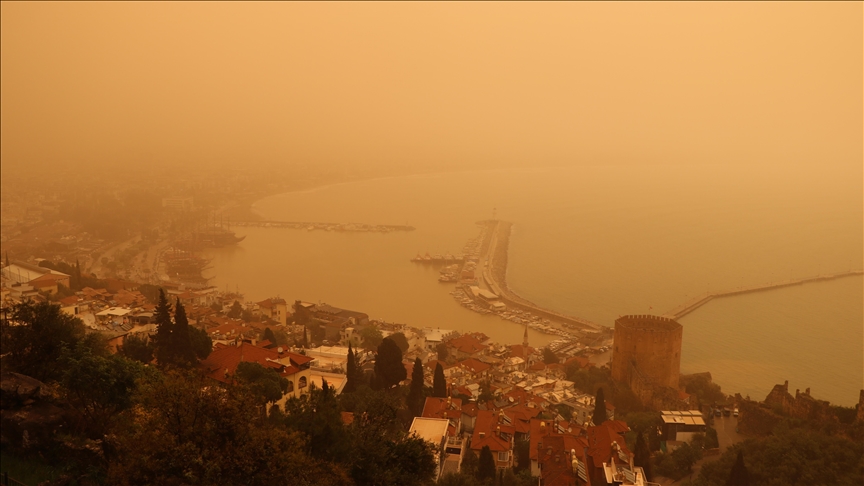 Afrika'dan gelen çöl tozu sonucu bazı iller turuncuya büründü