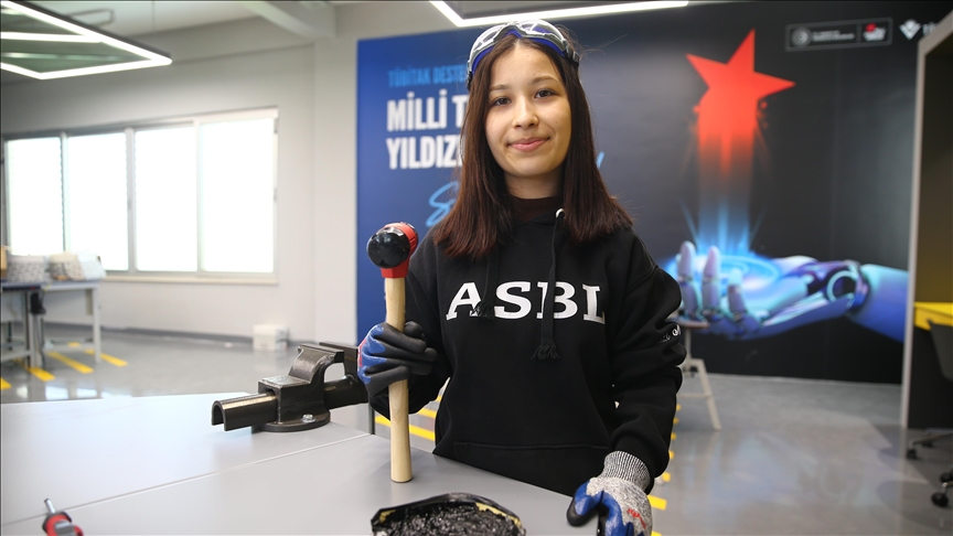 Lise öğrencisinin asfalt dayanıklılığını plastik atıklarla artırdığı projesi 4 ödül aldı