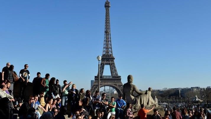 Gjykata franceze heq ndalimin ndaj tubimit mysliman në Paris