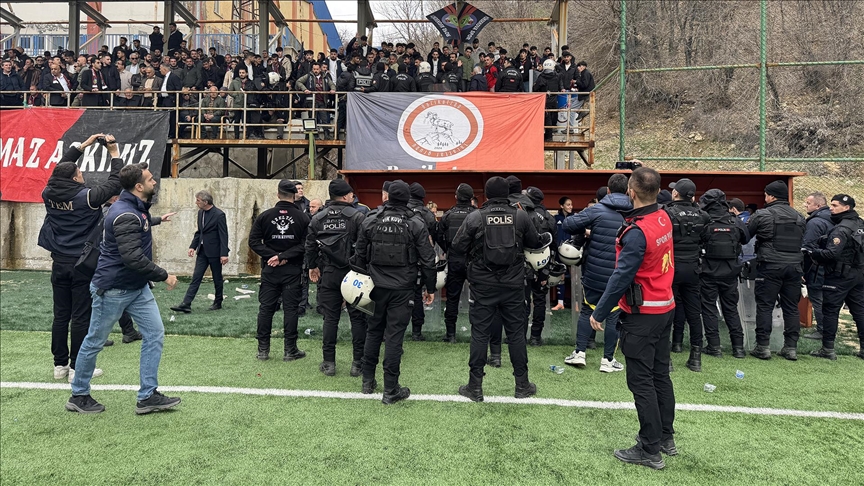 Yüksekovaspor-Fenerbahçe maçındaki gerginlikte konuk ekip teknik direktörü yaralandı