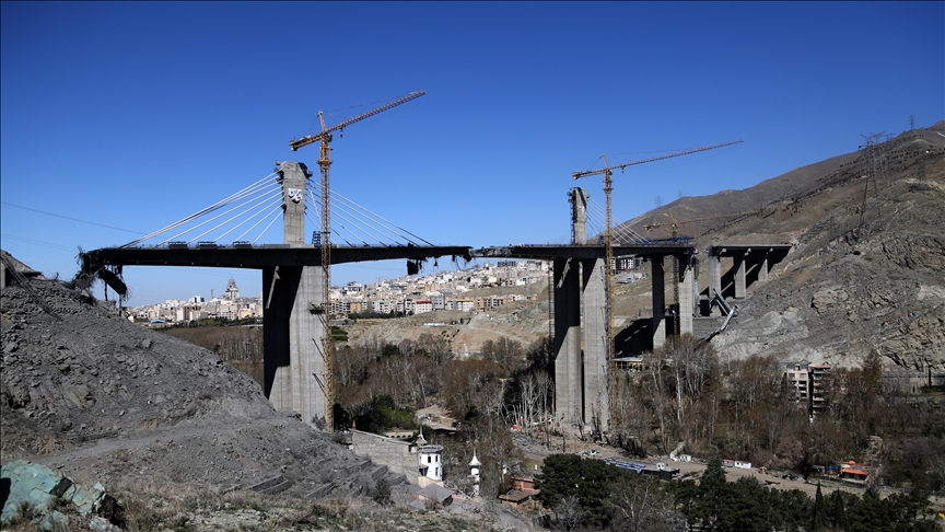 إثر غارتين أمريكيتين.. الأناضول ترصد دمار جسر "بي1" في إيران