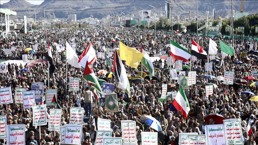 متظاهرون يمنيون يطالبون "الحوثي" بمواصلة العمليات ضد إسرائيل وأمريكا