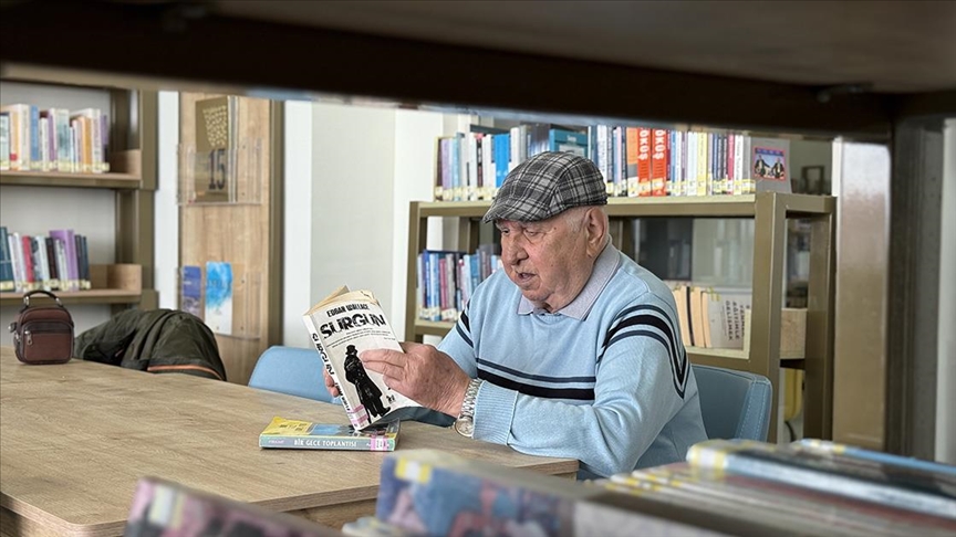 68 yıldır kitap okuyan emekli zabıt katibi, gençlere örnek oluyor