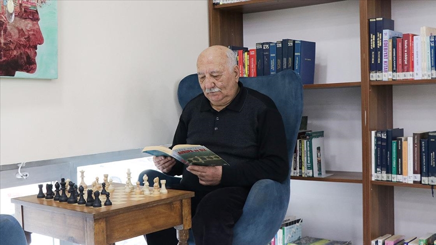 Kütüphane müdavimi emekli öğretmen, okuma tutkusuyla örnek oluyor
