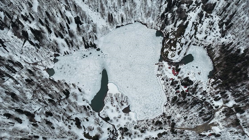 Borçka Karagöl Tabiat Parkı ziyaretçilerini ağırlamaya başladı