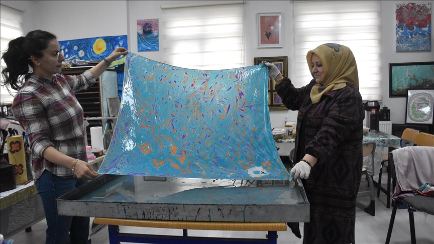 Jinên Wanî bi neqşên ebrûyî reng didin cil û bergan