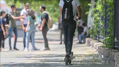 Qeveria e Shqipërisë mbron vendimin për ndalimin e monopatinave: Ishin burim i aksidenteve