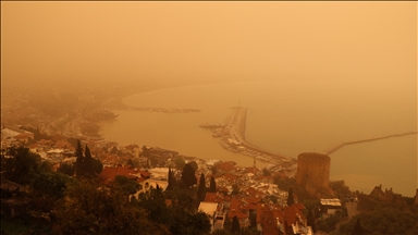 Afrika'dan gelen çöl tozu sonucu Alanya'da gökyüzü turuncuya büründü